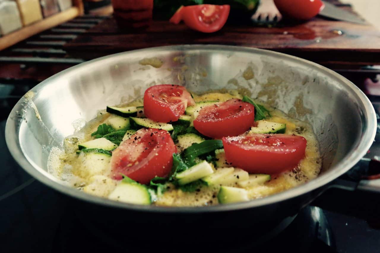 dokładamy warzywa do omletu