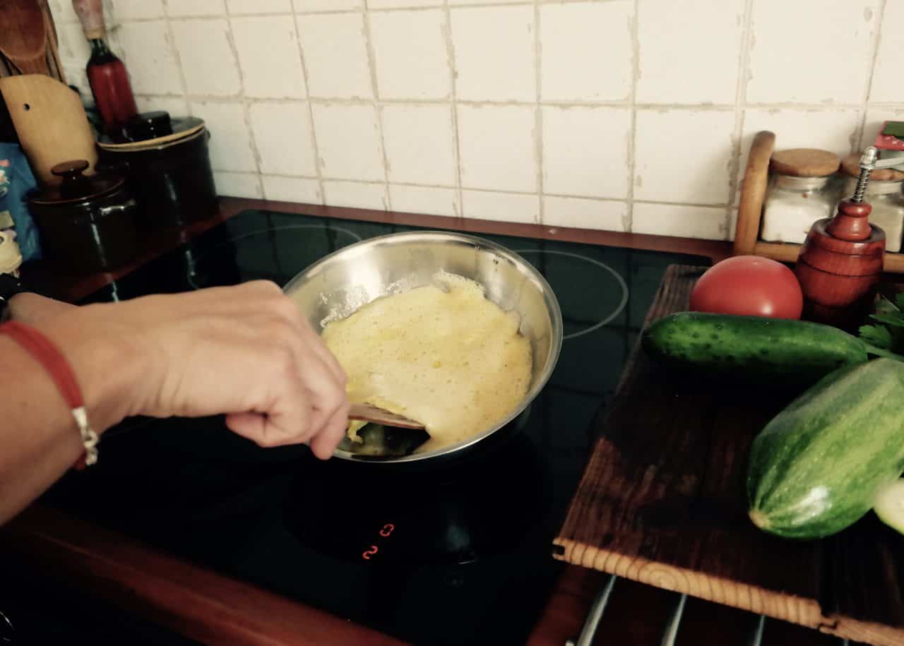 delikatnie unosimy brzegi omletu