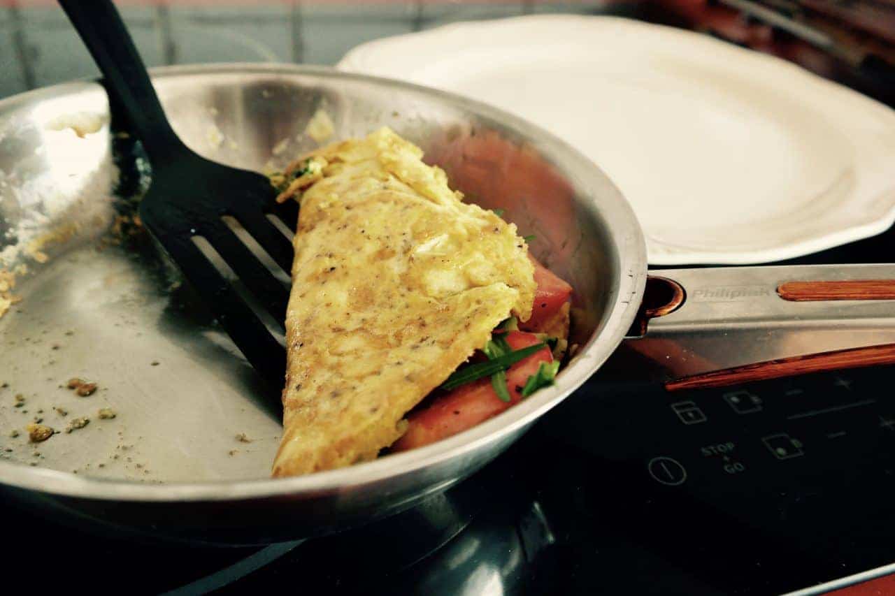 składamy omlet na pół