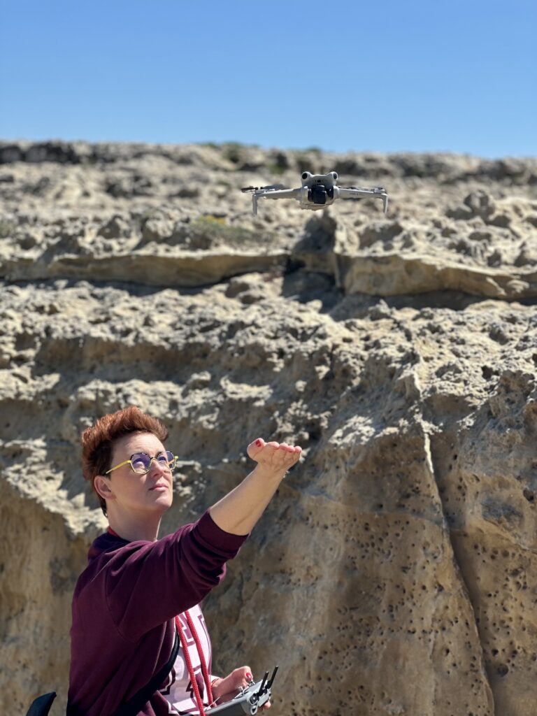 Grota Poezja Donata Sołecka fotograf z dronem