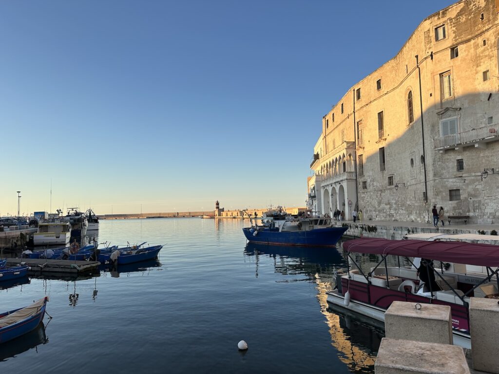 Monopoli Włochy Apulia widok statki, zatoka