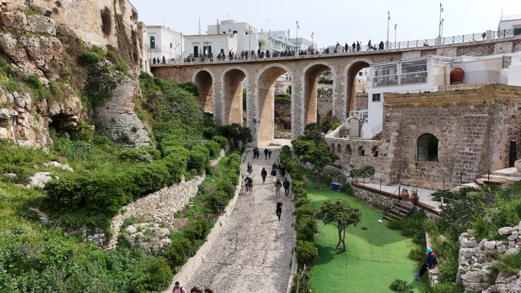 Polignano a Mare widok na drogę prowadzącą do plaży